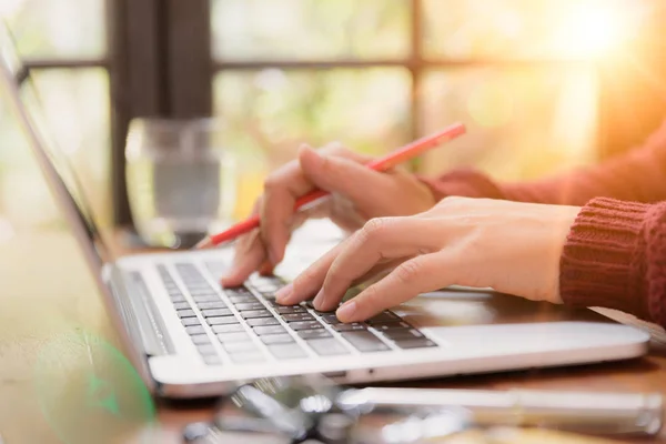 Soft Focus Sea... close-up vrouw hand op haar laptop werken. — Stockfoto