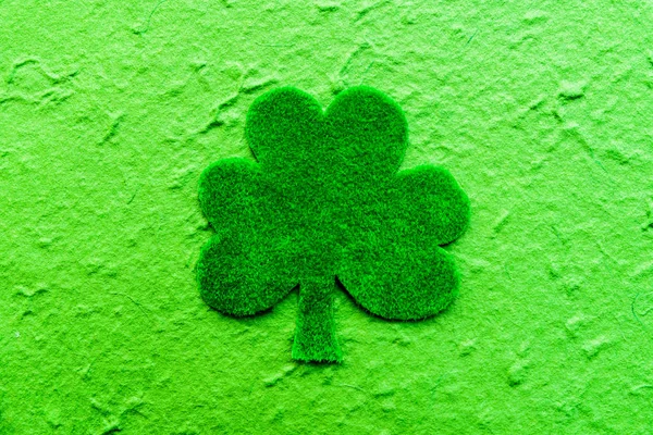 Happy St Patricks Day mensagem sobre trevo de papel verde e fundo de papel de amoreira verde brilhante — Fotografia de Stock