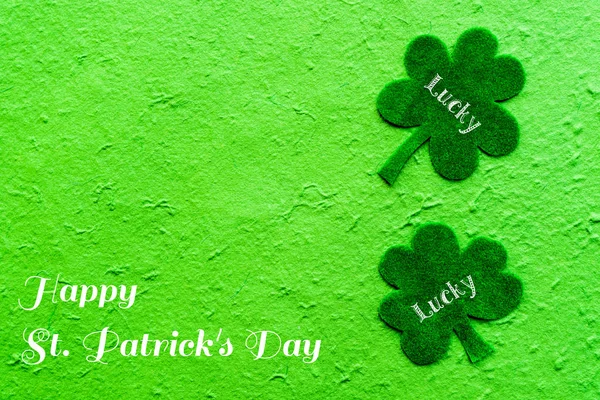 Gelukkige St Patricks Day bericht op Groenboek klaver en helder groene Mulberry papier achtergrond — Stockfoto