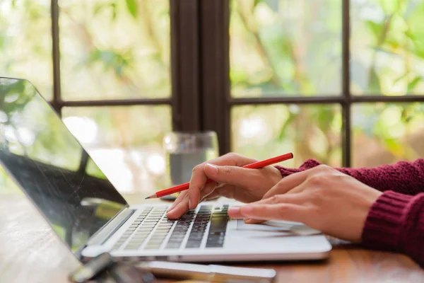 М'який фокус Крупним планом жінка рука працює на її ноутбуці . — стокове фото
