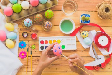 Mutlu Paskalyalar! Yumurta boyama kadın yardım. 