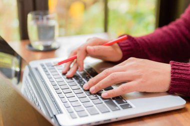 Yumuşak odak portre kadın el üstünde onu laptop çalışma.