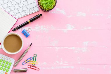 Üstten Görünüm Ofis Masası ile çalışma alanı ve ofis aksesuarları 