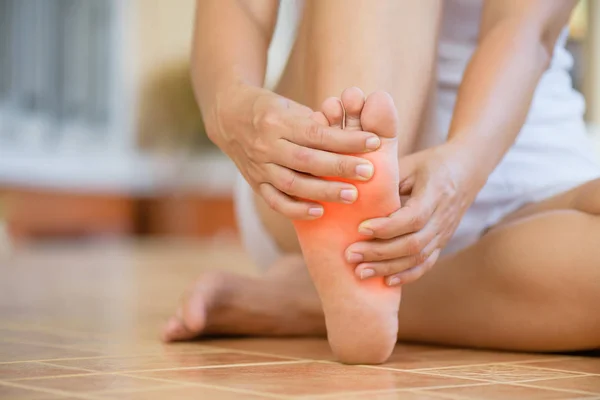 Κοντινό πλάνο Γυναίκα αισθάνεστε πόνο στο πόδι στο σπίτι. — Φωτογραφία Αρχείου