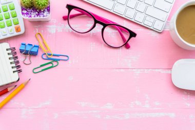 Üstten Görünüm Ofis Masası ile çalışma alanı ve ofis aksesuarları