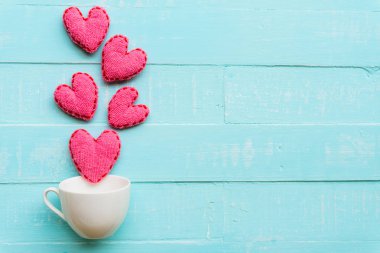 Mavi ve beyaz renk ahşap arka plan olarak el yapımı pembe ve kırmızı kalp Üstten Görünüm