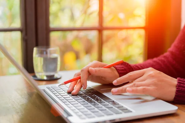 Nieostrość zbliżenie kobieta ręcznie pracy na jej laptopie. — Zdjęcie stockowe