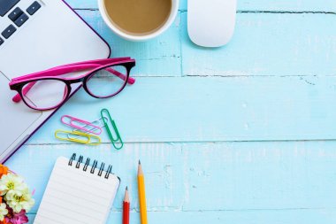 Üstten Görünüm Ofis Masası ile çalışma alanı ve ofis aksesuarları