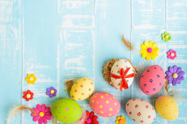 Happy easter! Colorful of Easter eggs in nest on pastel color bright green and white wooden background. — Stock Photo, Image