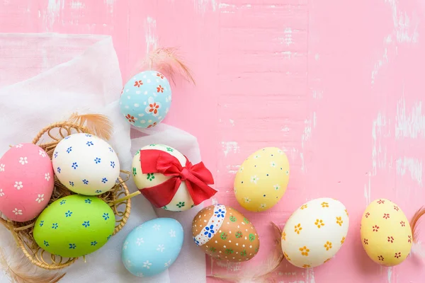 ¡Feliz Pascua! Colorido de huevos de Pascua atados con cinta roja —  Fotos de Stock