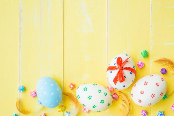 ¡Feliz Pascua! Colorido de huevos de Pascua en nido con cinta roja —  Fotos de Stock