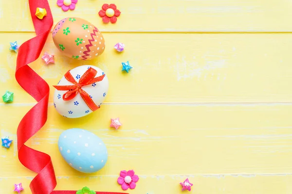 Happy easter! Colorful of Easter eggs in nest with red ribbon — Stock Photo, Image