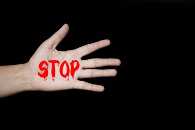 Kadınlara karşı şiddet kavramsal bir dur işareti tutan bir kadın