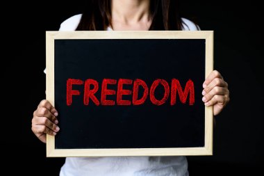 Şiddet kavramsal bir özgürlük işaret tutan bir kadın 