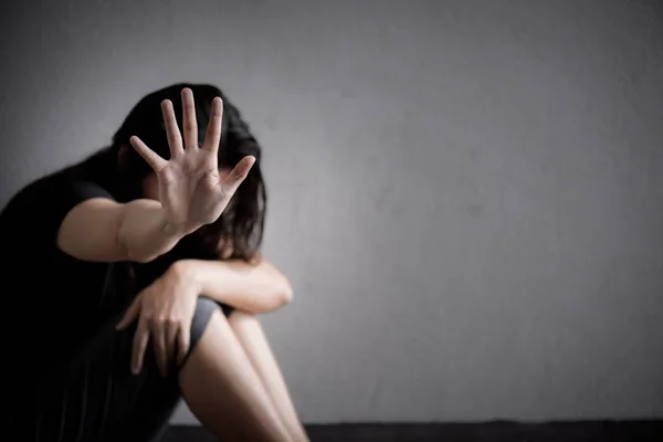 Donna segno mano per smettere di abusare di violenza — Foto Stock