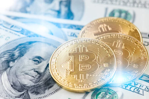 Monedas de oro bitcoin en nosotros billetes de dólares — Foto de Stock