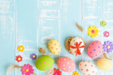 Mutlu Paskalyalar! Paskalya yumurta yuvada pastel renk renkli 