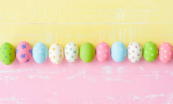 Feliz Pascua Fila Huevos Pascua Con Flores Papel Colores Sobre — Foto de Stock