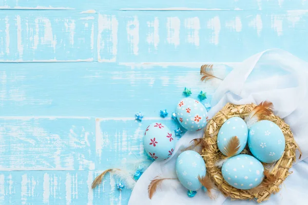 Frohe Ostern! bunte Ostereier im Nest mit Papierstern — Stockfoto
