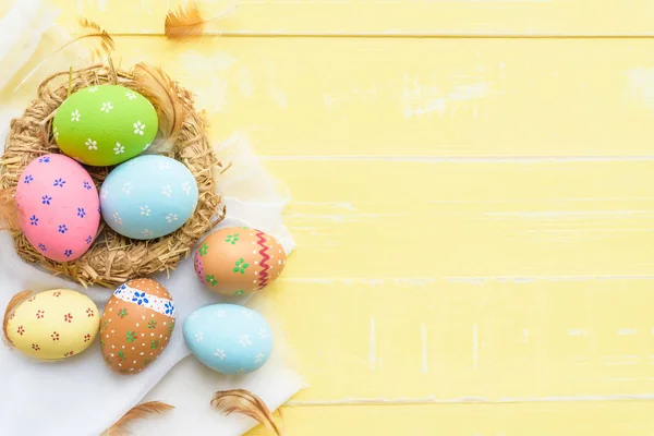 Happy easter! Colorful of Easter eggs in nest with red ribbon — Stock Photo, Image