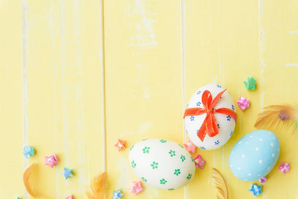 ¡Feliz Pascua! Colorido de huevos de Pascua en nido con cinta roja —  Fotos de Stock