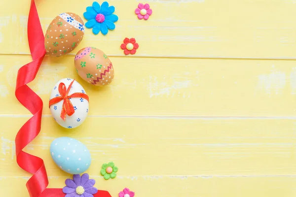 Frohe Ostern! bunte Ostereier im Nest mit roter Schleife — Stockfoto