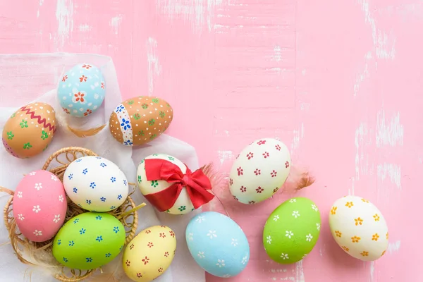 ¡Feliz Pascua! Colorido de huevos de Pascua atados con cinta roja —  Fotos de Stock