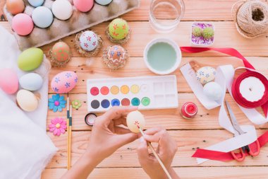 Mutlu Paskalyalar! Yumurta boyama kadın yardım. 