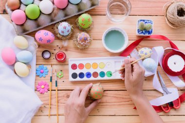 Mutlu Paskalyalar! Yumurta boyama kadın yardım.