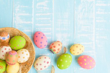 Mutlu Paskalyalar! Paskalya yumurta yuvada pastel renk renkli