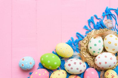 Mutlu Paskalyalar! Renkli Paskalya yumurta yuvada kağıt yıldız ile