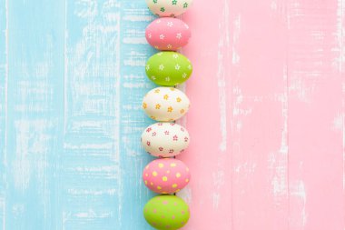 Mutlu Paskalyalar! Satır Paskalya yumurtaları renkli kağıt çiçekler ile 