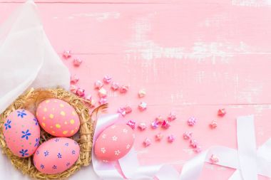 Mutlu Paskalyalar! Renkli Paskalya yumurta yuvada kağıt yıldız ile