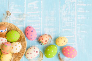 Mutlu Paskalyalar! Renkli Paskalya yumurta yuva üzerinde pastel colo