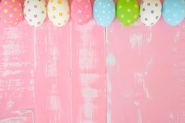 ¡Feliz Pascua! Fila huevos de Pascua con flores de papel de colores —  Fotos de Stock