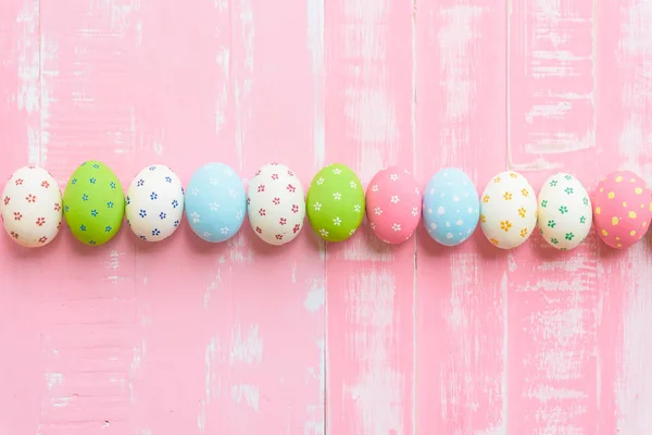 ¡Feliz Pascua! Fila huevos de Pascua con flores de papel de colores — Foto de Stock