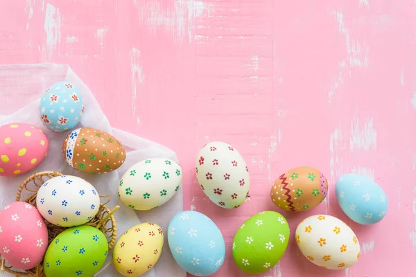 ¡Feliz Pascua! Colorido de huevos de Pascua atados con cinta roja —  Fotos de Stock