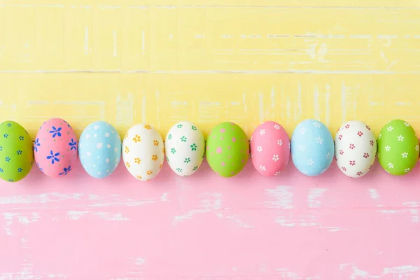 Feliz Pascua Fila Huevos Pascua Con Flores Papel Colores Sobre — Foto de Stock