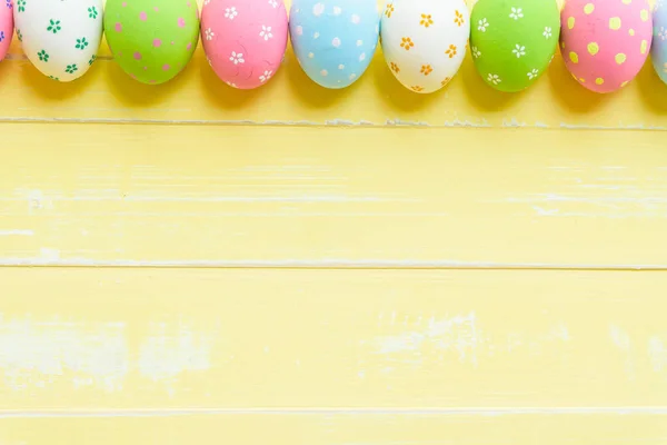 ¡Feliz Pascua! Fila huevos de Pascua con flores de papel de colores —  Fotos de Stock