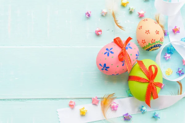 Happy easter! Colorful of Easter eggs with red ribbon — Stock Photo, Image