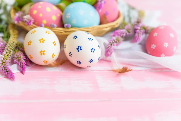 Счастливой Пасхи! Цветок пасхальных яиц в гнезде с бумажной звездой — стоковое фото