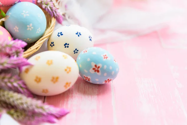 ¡Feliz Pascua! Colorido de huevos de Pascua en el nido con estrella de papel —  Fotos de Stock