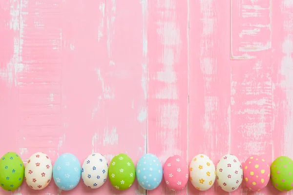 ¡Feliz Pascua! Fila huevos de Pascua con flores de papel de colores — Foto de Stock