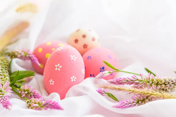 Счастливой Пасхи! Цветы пасхальных яиц в гнезде с цветами — стоковое фото
