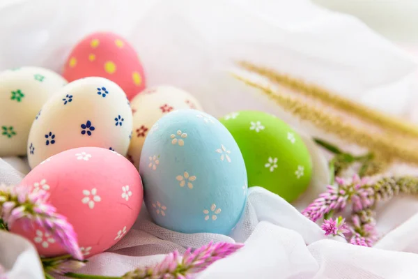 Happy easter! Colorful of Easter eggs in nest with flower — Stock Photo, Image