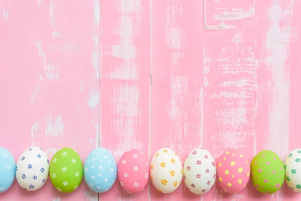 ¡Feliz Pascua! Fila huevos de Pascua con flores de papel de colores — Foto de Stock