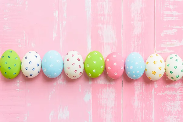 ¡Feliz Pascua! Fila huevos de Pascua con flores de papel de colores — Foto de Stock