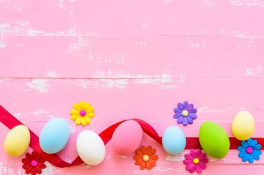 Satır Paskalya yumurtaları renkli kağıt çiçekler ile 