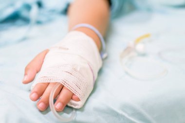 Seçici odak ve tatlı çocuk el uyur bir yatakta hospita içinde