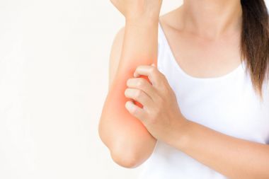 Kadın kol sıfırdan kadar kaşıntı evde el ile kapatın.. 